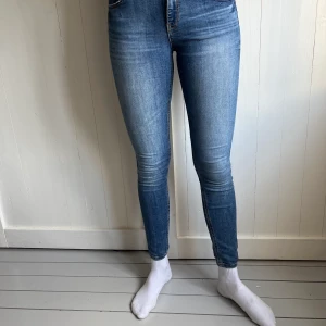 Jeans från Gina Tricot  - Jeans från Gina tricot i strl 36. I bra skick! 