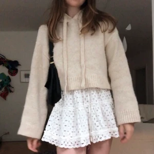 Stickad tröja Zara - Mysig stickad hoodie tröja från Zara! Köptes förra hösten så använd några gånger men är i fint skick! 💗