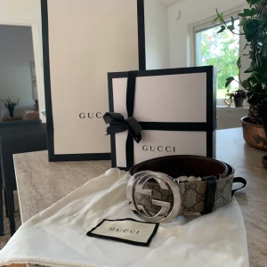 Gucci bälte  - Hej!  Säljer nu ett äkta Gucci bälte! Storlek: 75•30 (funkar för Xs,S,M)  Använt än del och är i skicket 6/10  Varav det billiga priset!  FRAKTAR! Och MÖTS Hör av er vid fler frågor 