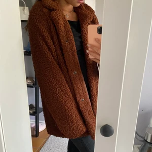 Teddykappa  - Säljer min supermysiga teddyjacka! Den är i en superfin brun höstfärg🤎🍂