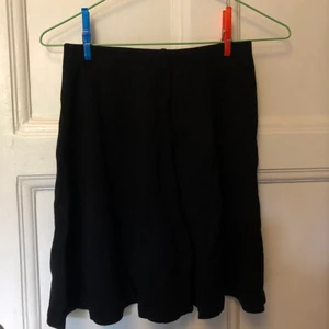 Svart kjol - Svart kjol snäppet längre än en minikjol