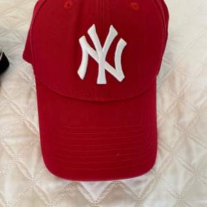 Fin nästan helt oanvänd röd keps från New York Yankees. Perfekt skick, inga defekter.