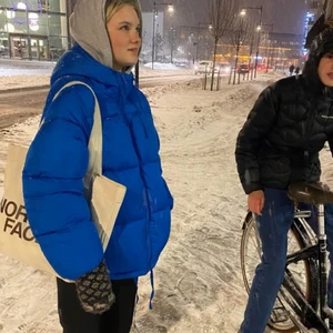 Vinter jacka - (Första bilden lånad från Pinterest!!) sjukt snygg och varm vinter jacka som jag tyvär tröttnat på💗 kom privat för fler bilder!!