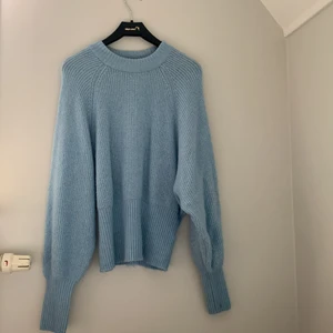 Stickad tröja - Så mysig hösttröja från ginatricot🥰Kommer tyvärr inte till användning längre. Kan mötas upp i Stockholm annars står köparen för frakten:)