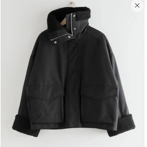 Svart jacka med fuskpäls detaljer - Superfin svart jacka från & other stories. Jackan har fuskpäls inuti och små detaljer utanpå. I mycket gott skick men med små defekter som lätt går bort med en tvätt. Nypris 1450kr.