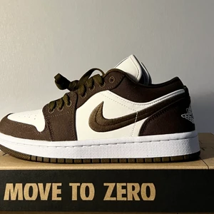 Air Jordan 1 Low SE Light Olive - Ny och självklart skickas det dubbelboxat. Dm vid intresse 🙂frakt är inkluderad 🫶