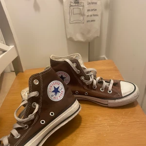 Bruna converse 🤎 - Ett par superfina converse som tyvärr inte kmr till användning längre. Använda så lite slitna men i fint skick. Den ena skon är lite ljusare färg (märks knappast) visas tydligt på bild 2 (i starkt ljus) 