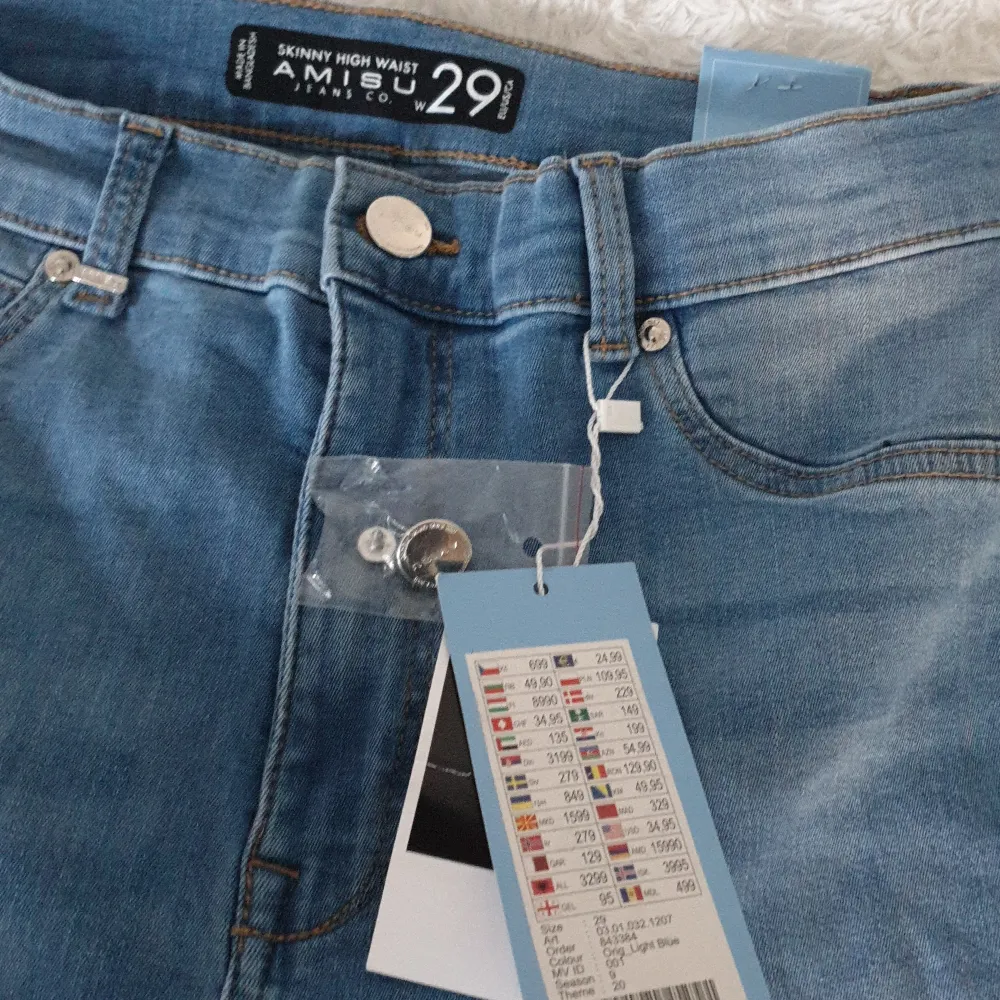  Skinny jeans från new yorker. Aldrig använd  prislappen kvar .Storlek 29 alltså M. Högmidjade.. Jeans & Byxor.