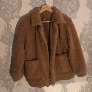 Fluffig brun Jacka - Väldigt fluffig Kan hålla sig varm (Fortfarande ny och oanvänd) Meddela gärna om ni har ett bud att erbjuda så kan vi diskutera om ett pris ☺️🦋