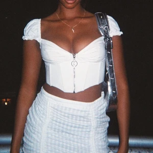 Oh polly korsett top!! - Säljer denna supersnygga kortsettoppen från Oh Polly!! Har varit slutsåld i ett år, nypris var ca 600kr. Har inte användning för den längre men är i super bra skick🫶🏾