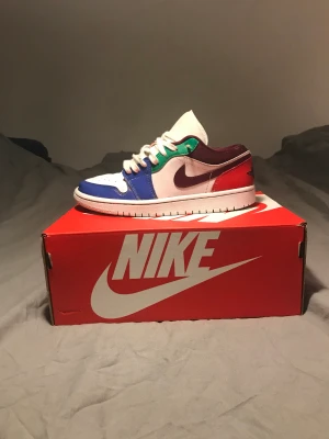 Jordan 1 Low Multicoler  - St 39 använda men värt pengarna 
