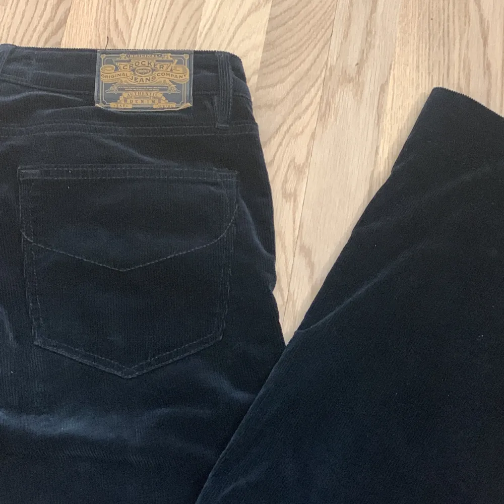 Säljer mina mörkblåa lågmidjade manchesterbyxor med bootcut. storlek 36🫶🏼skriv för fler bilder och buda❤️. Jeans & Byxor.