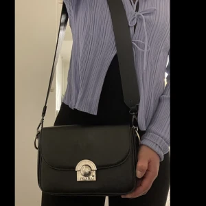 Preada väska - Jätte fin väska, ej äkta✨ finns en fläck på som syns på bilden ☺️