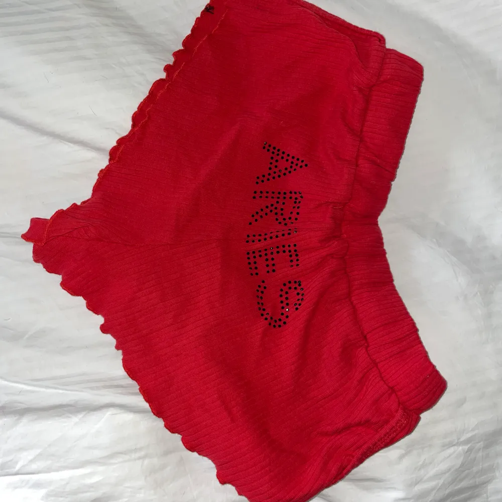röda pyjamasshorts med texten ”aries” (alltså vädur) på rumpan ❤️‍🔥 aldrig använda så i nyskick, passar mig som vanligtvis är storlek S & men de är stretchiga så även medium!. Shorts.