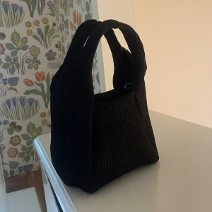 Bottega inspirerad handväska - Säljer min jättefina Zara väska, nypris 499:-. Använd fåtal gånger tyvärr då jag använder andra väskor, men den är super härlig! Bottega inspirerad ”stel” svart väska med stark magnet som försluter väskan säkert dvs sakerna ramlar ej ut! 