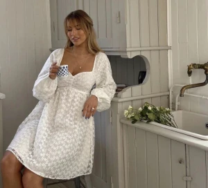 Studentklänning NAKD - Säljer min studentklänning! Superfin! Den är från Sanna Jörnviks  kollektion, slutsåld! Budet ligger på: 900 Direktpris: 1000 BUDA INTE OM DU INTE KOMMER ATT KÖPA❣️