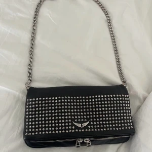 Zadig väska  - Jättefin zadig väska!  köp direkt för 1000kr + frakt! Dustbag medfölj samt ett långt och kort kedja, korta kedjan är tyvärr trasig men har kvar delar så den går att laga! ❤️