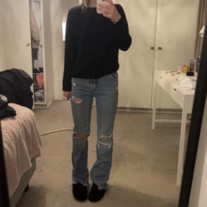 Skitsnygga jeans!! - Säljer dessa skit snygga slitna jeansen ifrån Berskha som inte längre finns kvar. Säljer då dem har blivit lite små och inte kommer till användning längre💕 skriv för mer detaljer och fler bilder ( är 163 cm lång och har vanligtvis strl 36 i byxor ) 