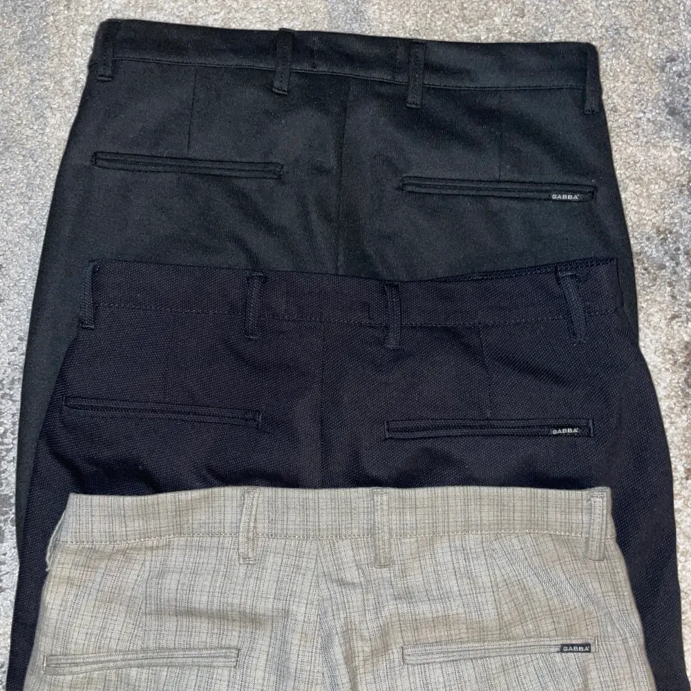 Säljer sambons Gabba byxor, de är i nyskick pga de är för små. Beige är strl.S och de andra två är M. Den i mitten är svart och till höger är mörkblå(nästan svart) med små prickar som mönster, syns på sista bilden. 600kr/st eller alla för 1500kr. Jeans & Byxor.