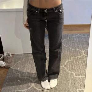 Arrow low jeans, storlek 27/32 i färgen tar black. De är i nyskick, säljer då de ej kommer till användning. ⭐️ första bilden är lånad