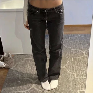 Lågmidjade mörkgrå byxor - Arrow low jeans, storlek 27/32 i färgen tar black. De är i nyskick, säljer då de ej kommer till användning. ⭐️ första bilden är lånad