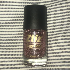 Nagellack glitter  - Säljer denna också då jag har för många glittriga färger. 