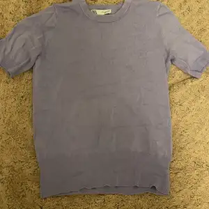 En nästan helt ny tröja som bara är använd 2 gånger! Har en jättefin lila färg💞