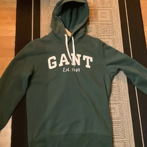 Gant Grön Hoodie Ny - Köpt på Gant butik i Göteborg.  Skick 10/10  Köpt för 1000kr :) 