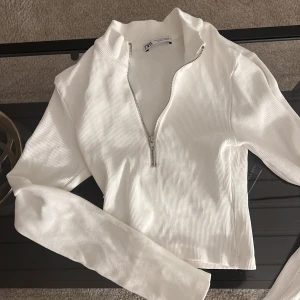 Topp zara - Croppad topp från zara med dragkedja i storlek s, men passar även xs! Frakt tillkommer