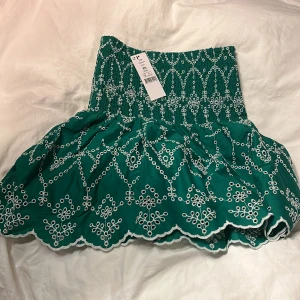 Fin kjol med mönster  - Säljer denna fina kjol då den inte passar mig. Den är aldrig använd och prislappen sitter kvar. Köpt för 300kr på ginatricot😊