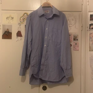 Skjorta👔 - Blå skjorta, köpt på second hand, används inte längre.  Bra skick