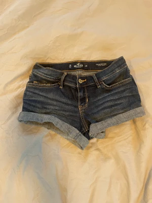 Jeansshorts från hollistwr - Sjukt snygga lågmidjade shorts från hollister. De är i w23 men något stretchigt material så passar större också skulle säga att det passar typ 32/34, xxs/xs. Skriv för fler bilder. Köparen står för frakt💓