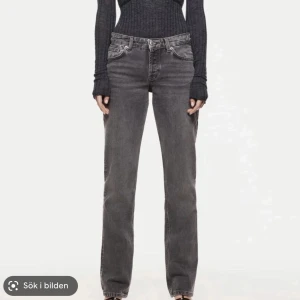 Gråa low rise zara jeans  - Säljer mina slutsålda gråa zara jeans💗