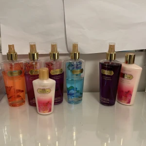 Victorias secret body mist - Säljer dessa body mists och body lotion från Victorias secret, de två till höger är helt oanvända!❤️ säljer de nya för 50kr styck, och de andra för 40kr styck❤️