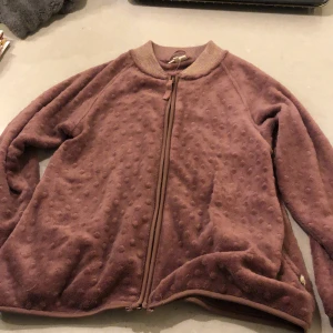 Fleece 146 - Lila fleece i storlek 146. 