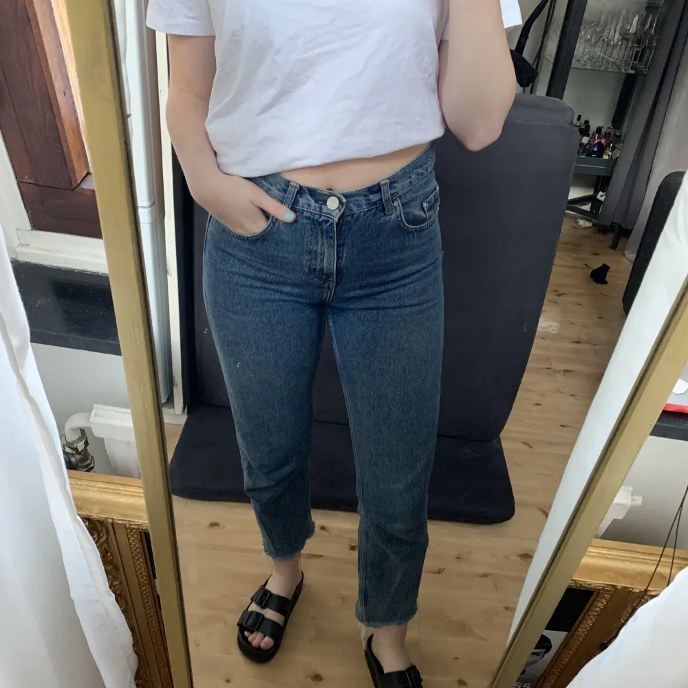 Blå jeans från BikBok storlek S, midwaist. Jag är 170 lång, så ankellängd på mig.. Jeans & Byxor.
