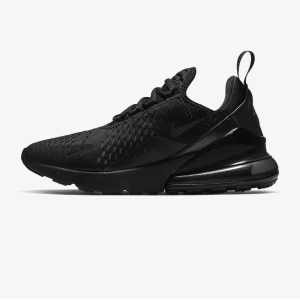 Säljer svarta nike air Max 270  - Säljer nu mina svarta Nike air Max 270s, säljer för att dom inte kommer till användning längre, knappt använda och fint skick!💗