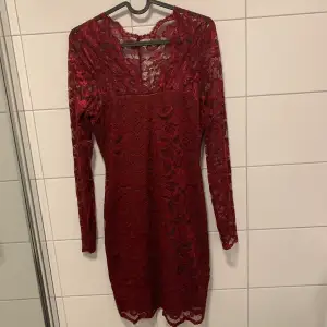 Vinröd klänning med spets, endast använd 1 gång.