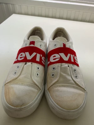 Levis skor 50kr - Jätte bra skick men missfärgning från klor, storlek, 36 50kr + frakt 