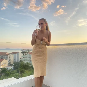 Virkad klänning - Virkad beige klänning i strl S/M. Är 168 cm lång. Köptes för 399kr 🥰 priset är exkl. frakt 