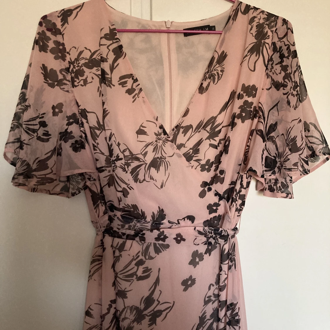 Blommig rosa klänning fr. MQ