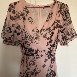 Blommig rosa klänning fr. MQ - Långklänning som passar perfekt för våren. Från MQ, märke Stockholm LM. Fint fall, skickar fler bilder vid intresse.😊🌸fraktar om man ej kan mötas upp.