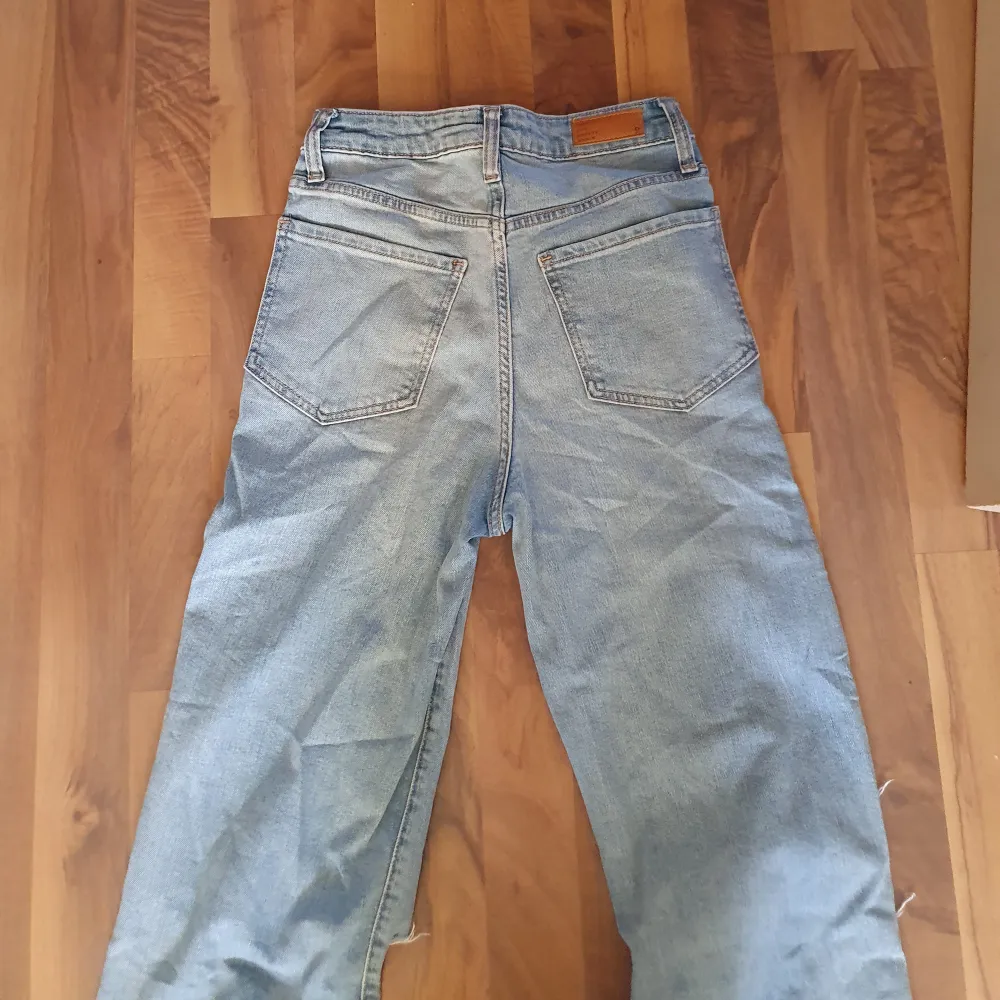 Säljer ett par högmidjade jeans från cubus då de inte används, orginal pris 500 mitt pris 250+frakt använda fåtal gånger. Jeans & Byxor.