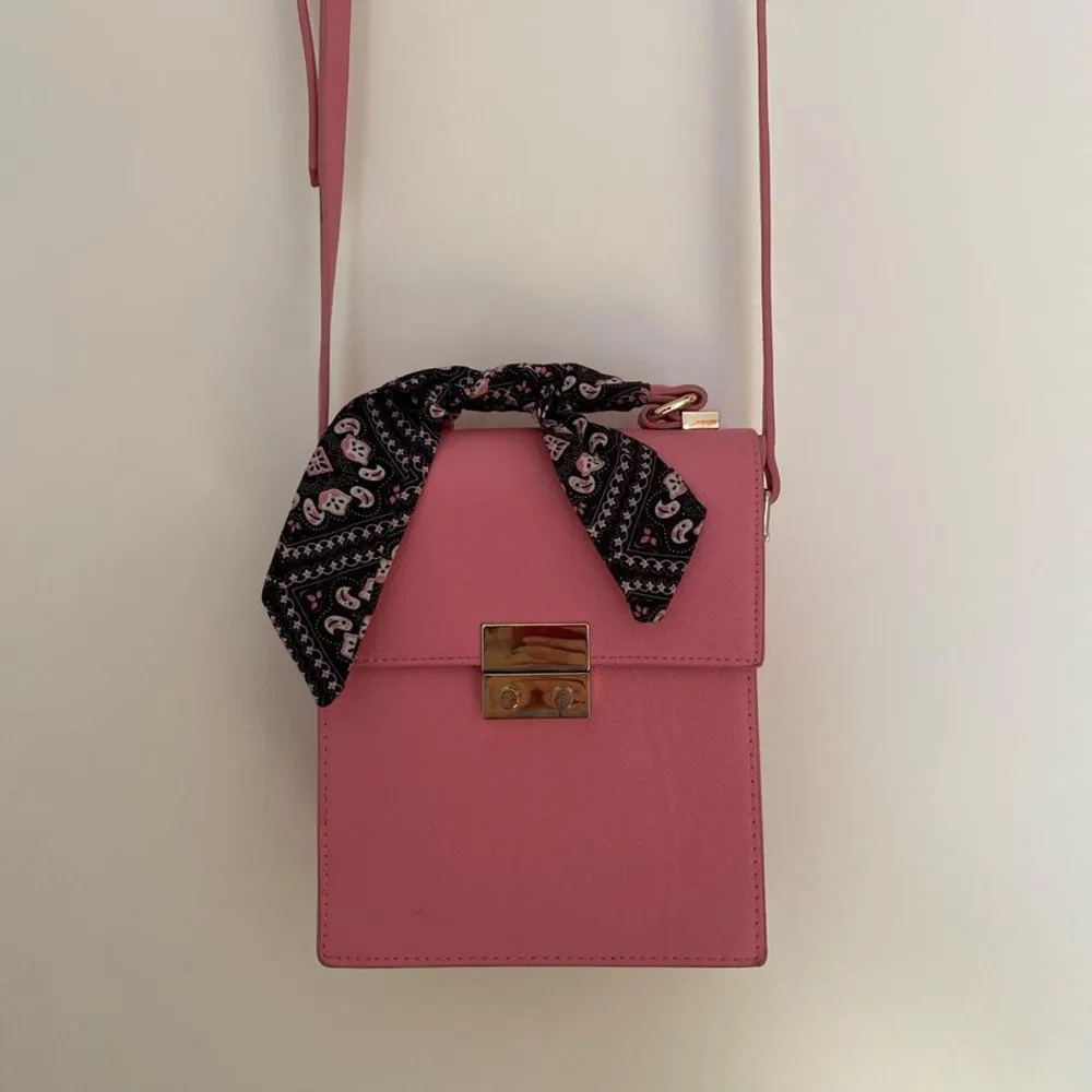 Rosa Zara väska som kan både bäras som handväska och crosbody . Väskor.