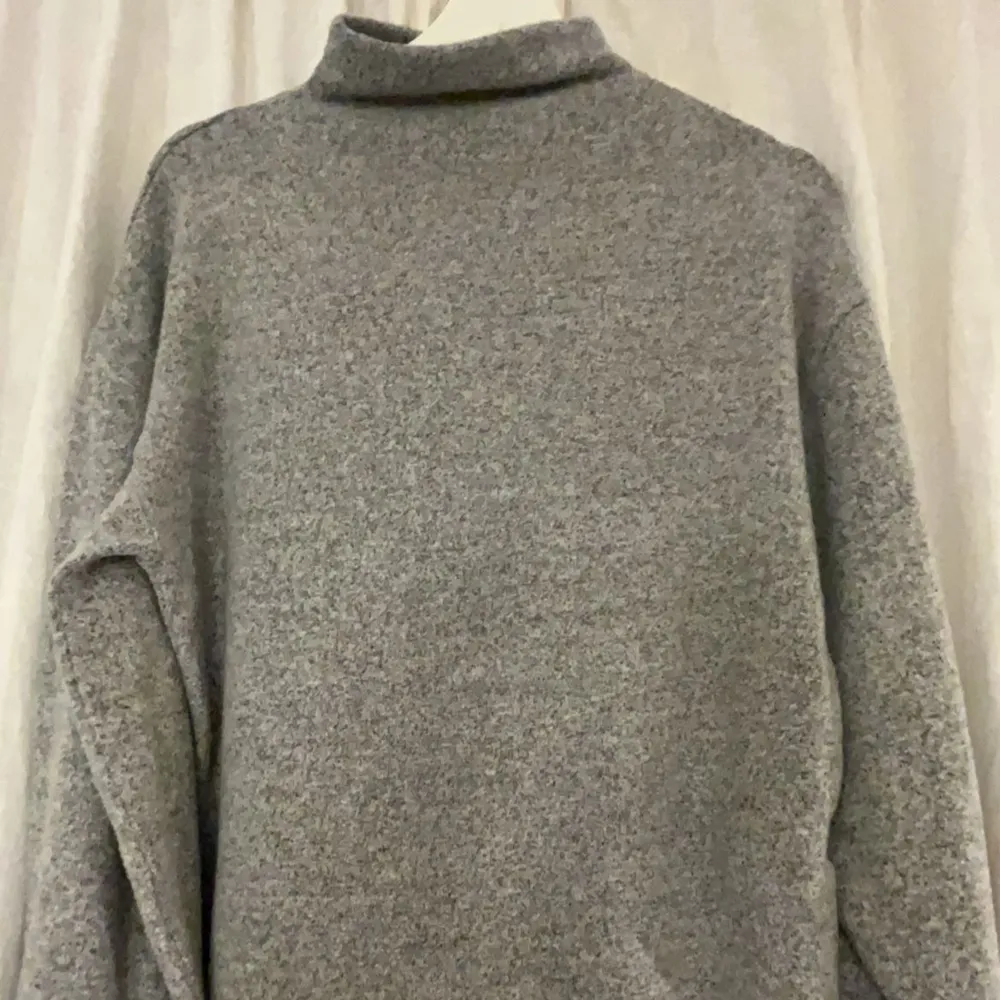 En jättefin stickad tröja från Gina Tricot. Säljer då den inte kommit till någon användning. Väldigt fint skick! 150+ frakt köpt direkt för 250+frakt.❤️. Stickat.