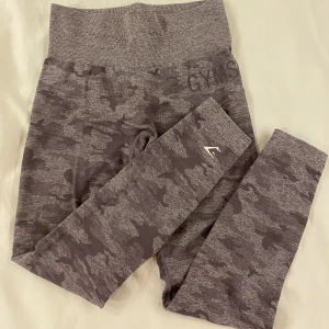 Gymshark tights  - Väl använda men i bra skick! En liten tråd har gått upp i grenen, samt att märket vid benet har krackelerat lite. Säljs inte längre på hemsidan. 