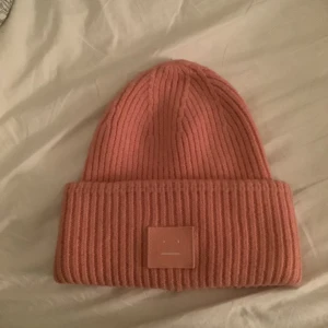 Acne mössa  - Kanske säljer denna fina rosa acne mössa. Är lite hård i materialet för att den är sprillans ny men går att töja ut!💕 storleken är oklar❣️