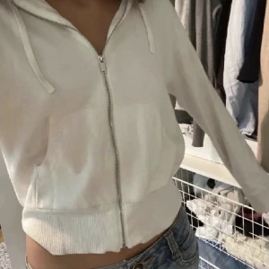 Stickad zip-hoodie  - Säljer min as snygga stickade zip hoodie från hm❤️min är i svart!