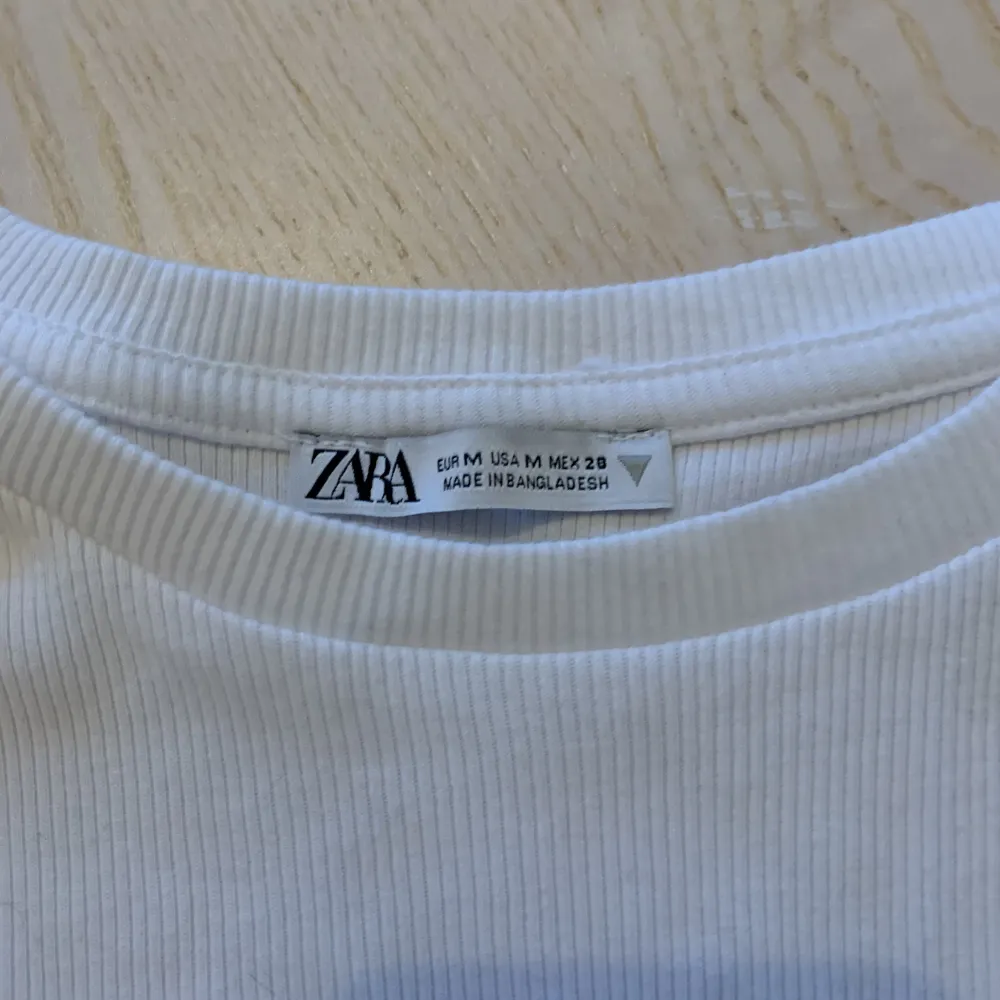Jättefin Zara tröja som inte kommer till användning, köpte i somras men använt 2-3 gånger. Storlek M men skulle säga att den även passar S. Hör av er om ni är intresserade💓. Toppar.