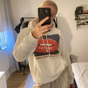 Hoodie - Vit hoodie från The cool elephant. Använd några få gånger men har dock en liten fläck på ena armen (mindre än 1x1 cm), i övrigt superfin och inga andra defekter! 150 kr inkl frakt💞
